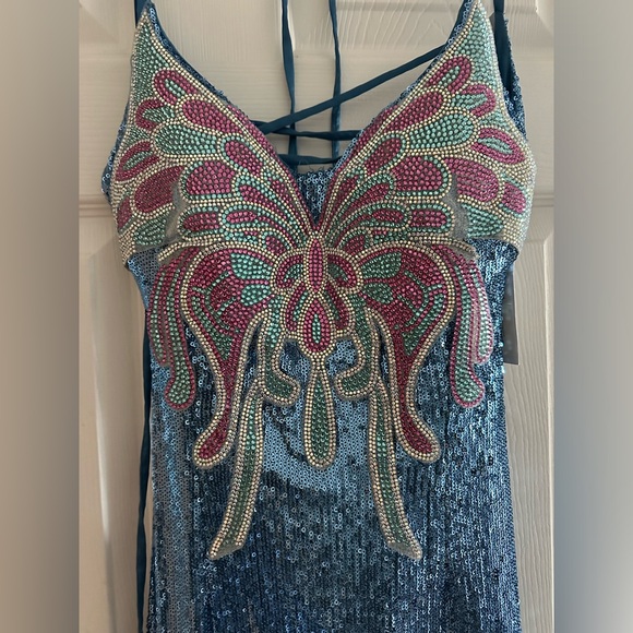 GORGEOUS- Sequin Butterfly Applique V-Neck Lace Up Back Cutout Gown - NWT - Picture 6 of 8